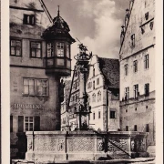 AK Rothenburg ob der Tauber, St. Georgs Brunnen, Apotheke, gelaufen 1955