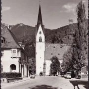 AK Kötschach Mauthen, Straßenansicht, Kirche, Autos, ungelaufen