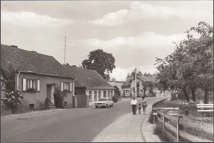 AK Zechlinerhütte, Straßenansicht, Auto und Fußgänger, ungelaufen