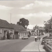 AK Zechlinerhütte, Straßenansicht, Auto und Fußgänger, ungelaufen