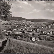 AK Baiersbronn, Stadtansicht, Schwarzwaldhalle, gelaufen 1956