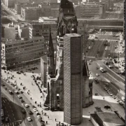 AK Berlin, Gedächtniskirche mit Hardenbergstraße, gelaufen 1965