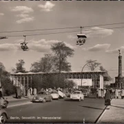 AK Berlin, Sessellift im Hansaviertel, VW Käfer, Siegessäule, gelaufen 1957