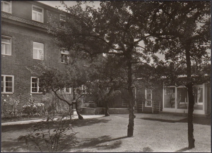 AK Berlin, DRK Schwesternschaft Märkisches Haus, Innenhof, ungelaufen