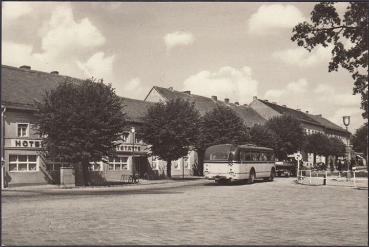 AK Biesenthal, Am Marktplatz, Hotel, Reisebus, ungelaufen