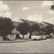 AK Biesenthal, Am Marktplatz, Hotel, Reisebus, ungelaufen