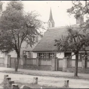 AK Glindow, Straßenansicht, Häuser, Kirche, gelaufen 1975