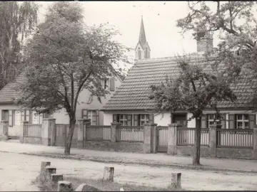 AK Glindow, Straßenansicht, Häuser, Kirche, gelaufen 1975