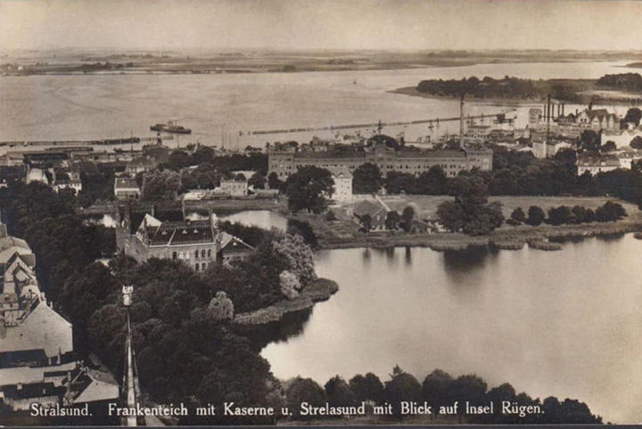 AK Stralsund, Frankenteich mit Kaserne und Strelasund mit Blick auf Rügen, gelaufen 1929