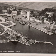 AK Burg auf Fehmarn, Fliegeraufnahme, Hafen, gelaufen 1953