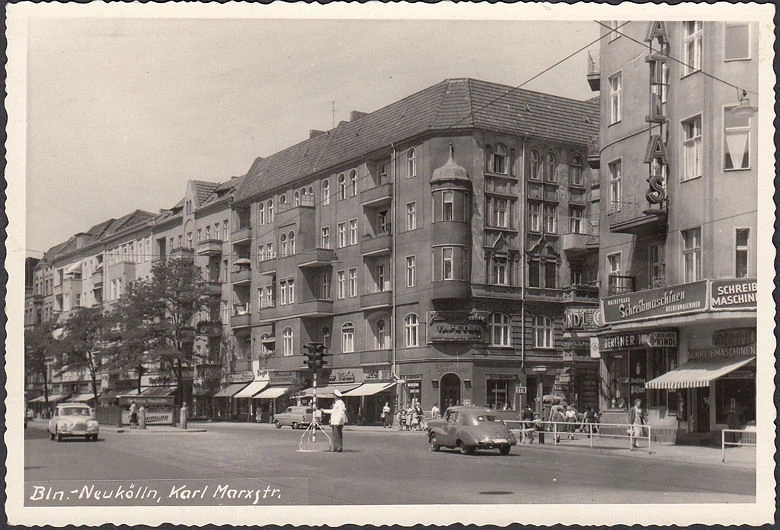 AK Berlin Neukölln, Karl Marx Straße, Polizist, Schreibmaschinen, Raucherwaren, Apotheke, gelaufen 1963