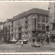 AK Berlin Neukölln, Karl Marx Straße, Polizist, Schreibmaschinen, Raucherwaren, Apotheke, gelaufen 1963