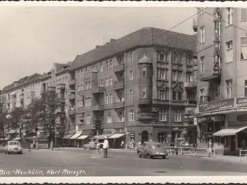 AK Berlin Neukölln, Karl Marx Straße, Polizist, Schreibmaschinen, Raucherwaren, Apotheke, gelaufen 1963