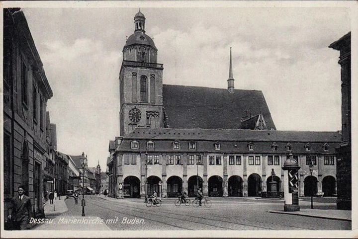 AK Dessau, Marienkirche mit Buden, Litfaßsäule, gelaufen 1932