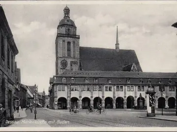 AK Dessau, Marienkirche mit Buden, Litfaßsäule, gelaufen 1932