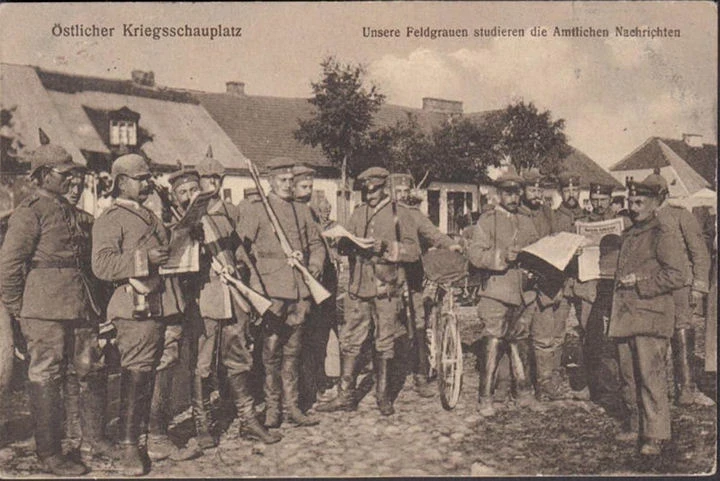 AK Östlicher Kriegsschauplatz, Unsere Feldgrauen studieren die Nachrichten, Feldpost, gelaufen 1915