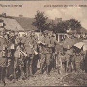 AK Östlicher Kriegsschauplatz, Unsere Feldgrauen studieren die Nachrichten, Feldpost, gelaufen 1915