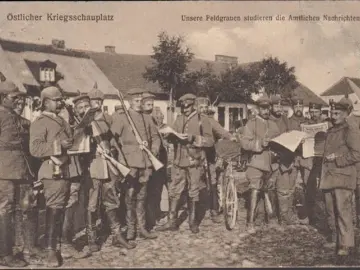 AK Östlicher Kriegsschauplatz, Unsere Feldgrauen studieren die Nachrichten, Feldpost, gelaufen 1915