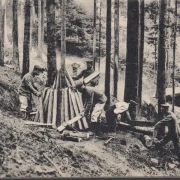 AK Deutsche Soldaten als Köhler, Brennen der Holzkohle im Felde, Feldpost, gelaufen 1916