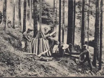 AK Deutsche Soldaten als Köhler, Brennen der Holzkohle im Felde, Feldpost, gelaufen 1916