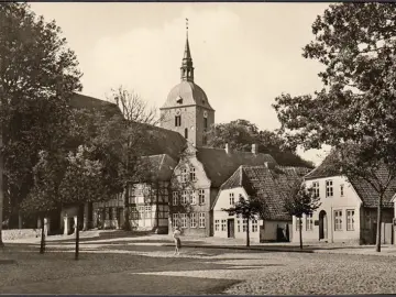 AK Burg auf Fehmarn, Breite Straße mit Museum und Kirche, ungelaufen