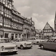 AK Quedlinburg, Markt, Gardinen, Kultur im Heim, Deko Stoffe, Autos, gelaufen 1972