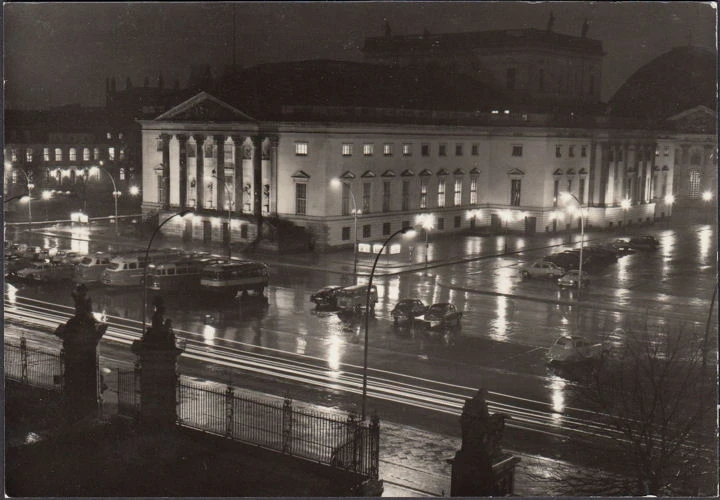 AK Berlin, Staatsoper bei Nacht, Reisebusse, gelaufen