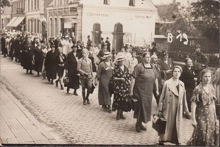 AK Kevelaer, Pilgergruppe zur Marienwallfahrt, Zigarrenhaus, Foto AK, ungelaufen