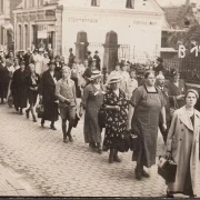 AK Kevelaer, Pilgergruppe zur Marienwallfahrt, Zigarrenhaus, Foto AK, ungelaufen