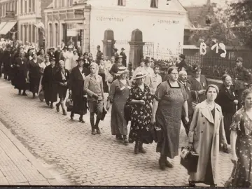 AK Kevelaer, Pilgergruppe zur Marienwallfahrt, Zigarrenhaus, Foto AK, ungelaufen