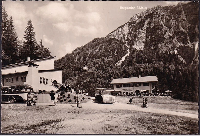 AK Ruhpolding, Rauschbergbahn, Talstation, Reisebusse, gelaufen 1955