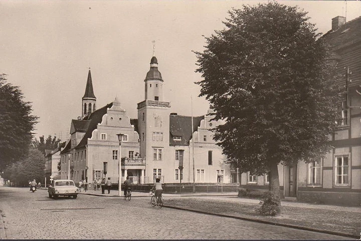 AK Coswig, Ernst Thälmann Straße mit Rathaus, ungelaufen