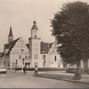 AK Coswig, Ernst Thälmann Straße mit Rathaus, ungelaufen