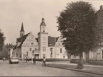 AK Coswig, Ernst Thälmann Straße mit Rathaus, ungelaufen