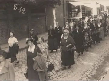 AK Kevelaer, Pilgergruppe zur Marienwallfahrt, Foto AK, ungelaufen