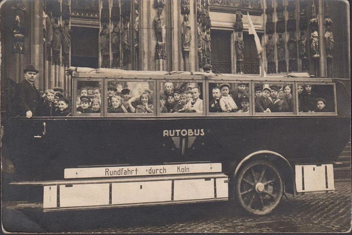 AK Köln, Rundfahrt durch Köln, Schulklasse vor Kölner Dom, gelaufen 1925