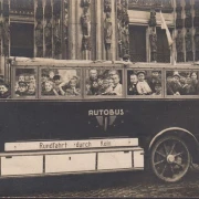 AK Köln, Rundfahrt durch Köln, Schulklasse vor Kölner Dom, gelaufen 1925