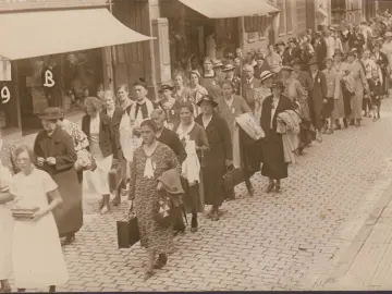 AK Kevelaer, Pilgergruppe zur Marienwallfahrt, Foto AK, ungelaufen