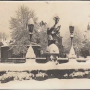 AK Kowary, Schmiedeberg, Nepomuk Denkmal im Winter, gelaufen 1933