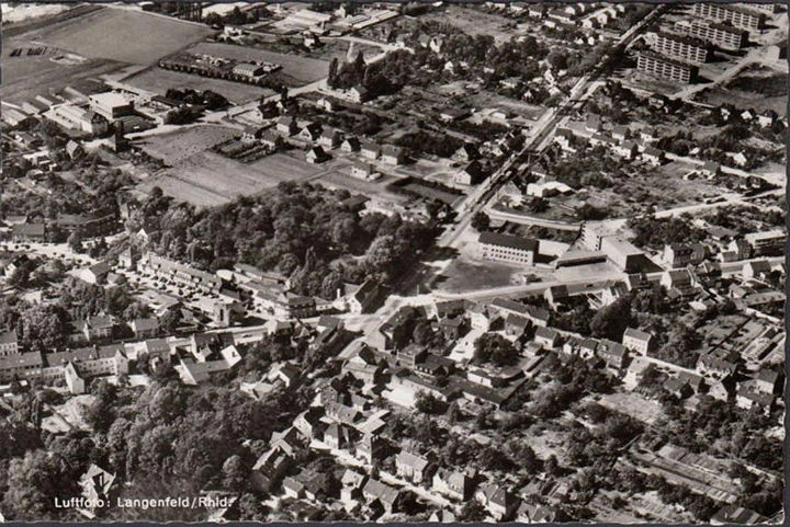 AK Langenfeld, Fliegeraufnahme, Stadtansicht, gelaufen