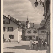 AK Sonthofen, Straßenpartie mit Kirche, gelaufen 1951