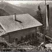 AK Mittenwald, Brunnsteinhütte gegen Tiroler Berge, ungelaufen