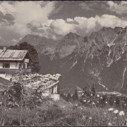 AK Mittenwald, Kranzhaus mit Karwendelgebirge, gelaufen 1965