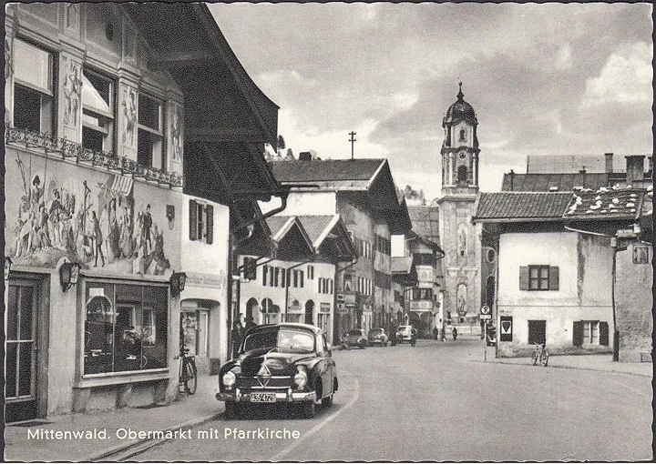 AK Mittenwald, Obermarkt mit Pfarrkirche, Autos, ungelaufen