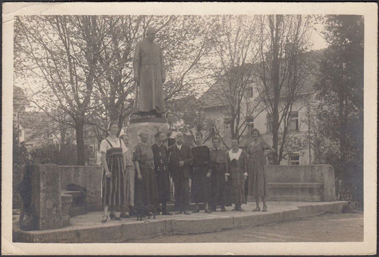 AK Bad Wörishofen, Gruppenfoto vor dem Kneipp Denkmal, gelaufen 1924