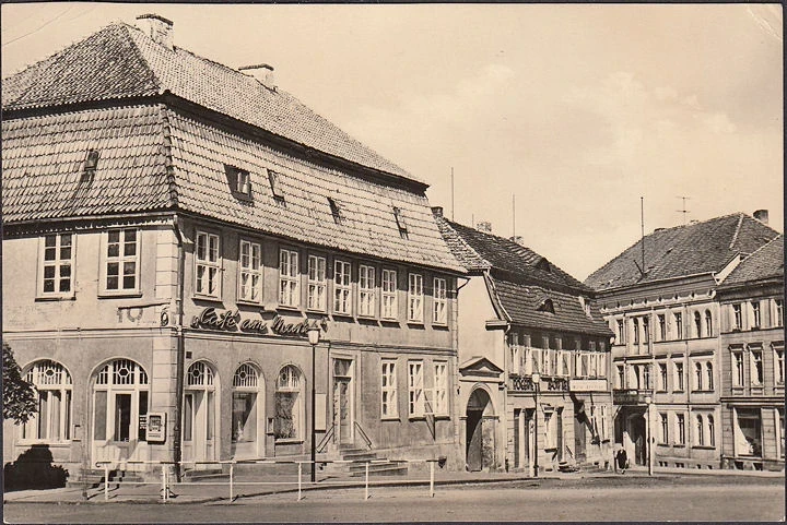 AK Neustrelitz, Cafe am Markt, Markt Apotheke, gelaufen