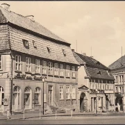 AK Neustrelitz, Cafe am Markt, Markt Apotheke, gelaufen