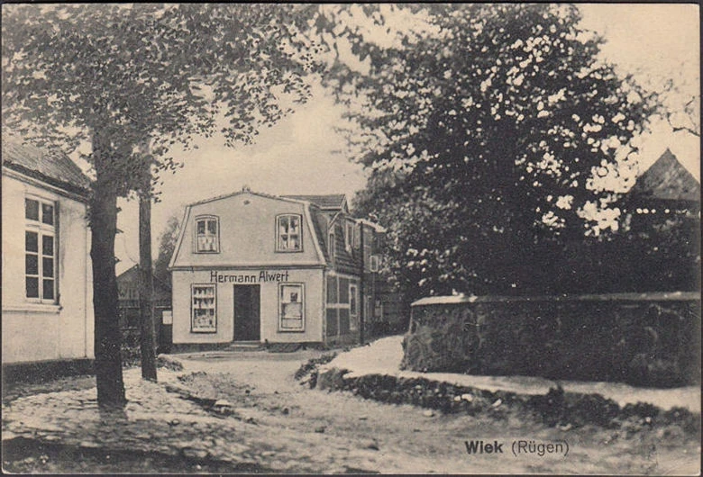 AK Rügen, Wiek, Geschäft Hermann Alwert, Straßenansicht, gelaufen 1915