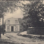 AK Rügen, Wiek, Geschäft Hermann Alwert, Straßenansicht, gelaufen 1915