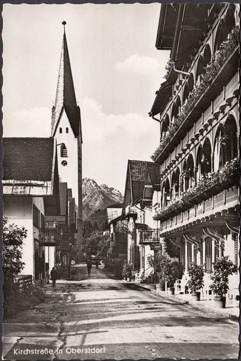 AK Oberstdorf, Kirchstraße mit Hotel Löwen, gelaufen 1965